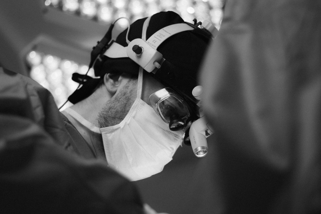 Dr. Erik Friedrich em procedimento cirúrgico com loupes e headlight