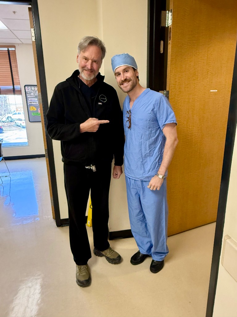Dr. Erik Friedrich com Gerard O'Daniel no consultório em Louisville